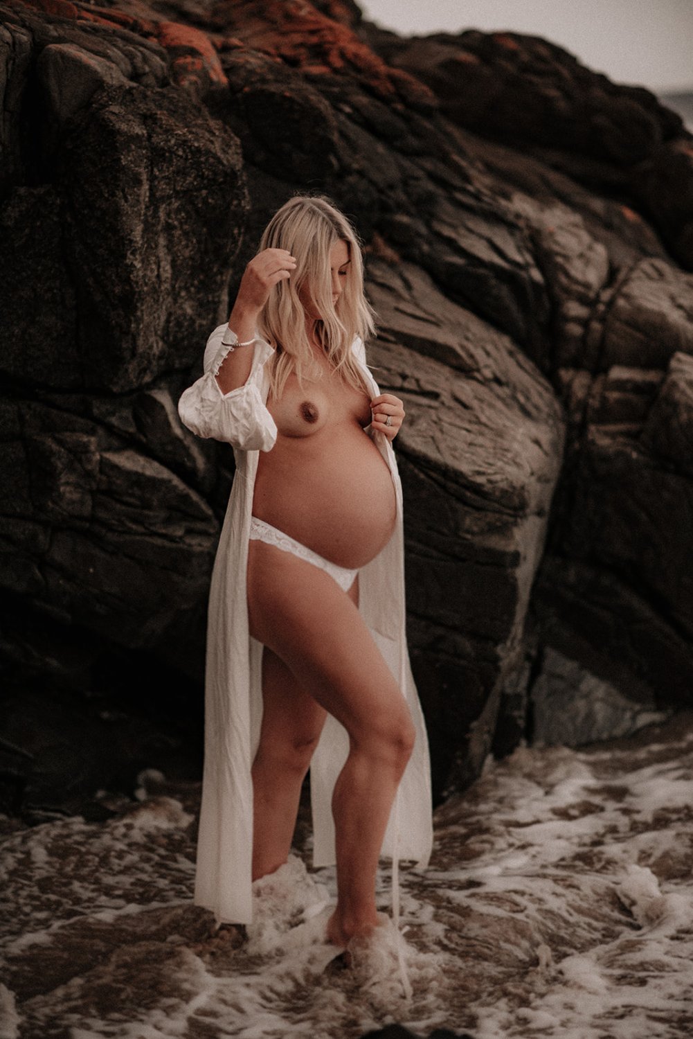 Pregnant blonde shows us her body - Leaked Boudoir #gegnPyWy